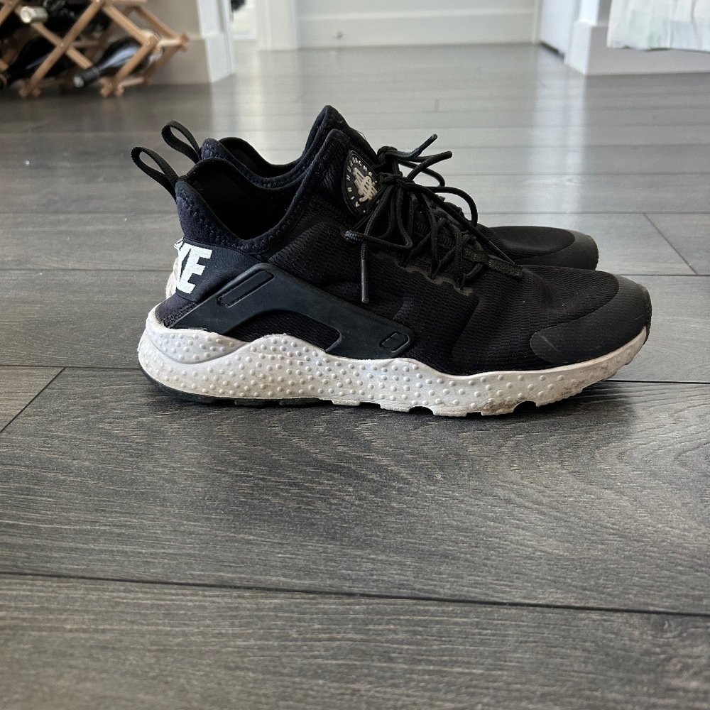Women’s nike huarache sneakers